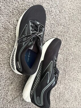 Brooks Women’s Black & Light Gray Shoes